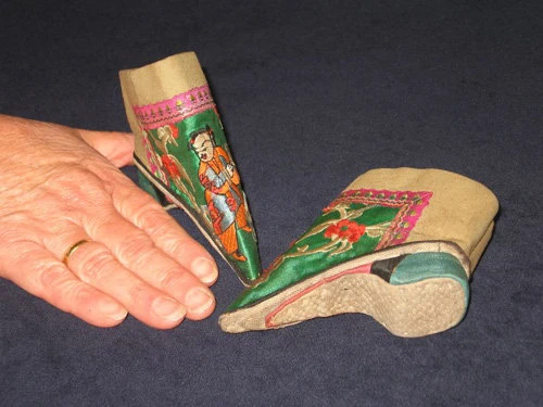 Rùng mình trước đôi giày sen Trung Quốc ảnh 1 Rùng mình trước đôi giày sen Trung Quốc ảnh 1