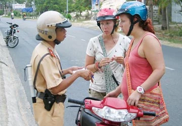 Bó tay khi “Tây” vi phạm giao thông ảnh 1