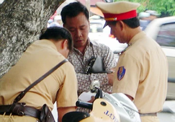Phun nước bọt vào CSGT: Có dấu hiệu phạm tội làm nhục người khác ảnh 1