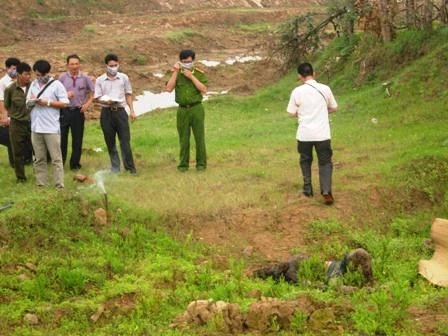 Phát hiện xác chết bên bờ sông Đuống ảnh 1