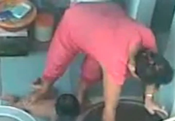 Từ clip trên youtube.com: Bảo mẫu tắm trẻ bằng... chân ảnh 1 Từ clip trên youtube.com: Bảo mẫu tắm trẻ bằng... chân ảnh 1