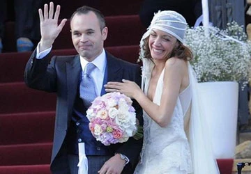 Iniesta “đưa nàng về dinh” ảnh 1 Iniesta “đưa nàng về dinh” ảnh 1