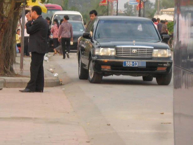 Xe công nườm nượp về lễ khai ấn Đền Trần ảnh 1