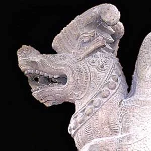 Đầu rồng Makara ở tháp Mẫm Bình Định, thế kỷ 13, hiện trưng bày ở bảo tàng Kiến trúc Chàm, Đà Nẵng. Đầu rồng Makara ở tháp Mẫm Bình Định, thế kỷ 13, hiện trưng bày ở bảo tàng Kiến trúc Chàm, Đà Nẵng.