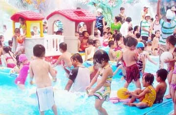 Nên cho trẻ tham gia các trò chơi vận động lành mạnh như đi bơi hơn là phó thác trẻ cho game, tivi! Ảnh: DT Nên cho trẻ tham gia các trò chơi vận động lành mạnh như đi bơi hơn là phó thác trẻ cho game, tivi! Ảnh: DT