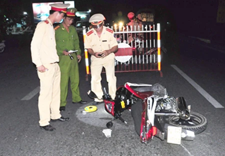 Va quẹt với xe tải, một người chết ảnh 1