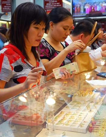 Giá vàng tăng từng phút, giao dịch nóng trở lại ảnh 1