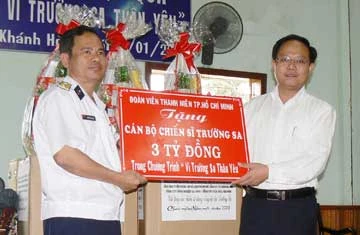 Anh Tất Thành Cang - Bí thư Thành đoàn TP.HCM (bên phải) đang trao quà cho đại tá Nguyễn Đức Long, Chính ủy Vùng 4 Hải quân.