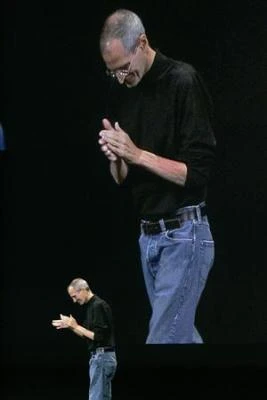 Trông Steven Jobs gầy gò như hồi ông mới nhập viện. Mở đầu cuộc họp báo, ông nói về tình trạng sức khỏe bản thân.