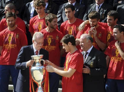 Tây Ban Nha hậu Euro 2012: Cúp Euro sẽ mang lại núi euro? ảnh 1