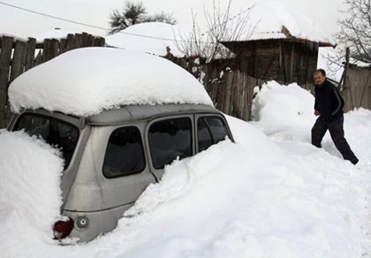 Hơn 11.000 người kẹt trong tuyết ảnh 1