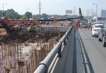 Cần cẩu hàng chục tấn đổ ầm xuống xe tải ảnh 1