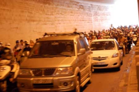 Hàng loạt xe máy gặp nạn trong hầm Kim Liên ảnh 9