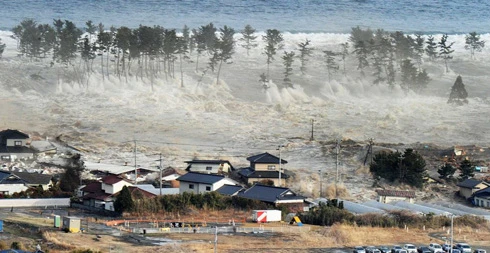 Sóng thần tấn công nhà cửa ở Natori.