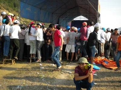 Tường thuật trực tiếp vụ trục vớt xe khách- Phần 3: Tìm thấy 14 thi thể, còn 6 nạn nhân mất tích ảnh 9