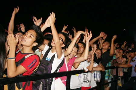 Ban nhạc The Click Five "hâm nóng" sân vận động Quân khu 7 ảnh 8 Ban nhạc The Click Five "hâm nóng" sân vận động Quân khu 7 ảnh 8