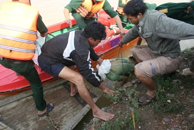 Tường thuật trực tiếp: Trục vớt chiếc xe khách bị lũ cuốn trôi - Phần 2 ảnh 15