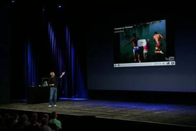 Ông cũng trình diễn khả năng quay video của iPod mới.