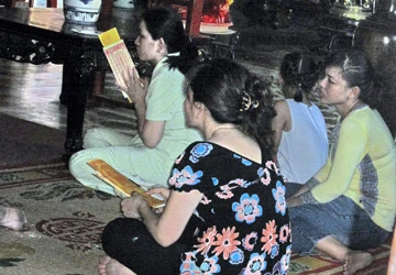 Con đi thi, cha mẹ đi chùa ảnh 1 Con đi thi, cha mẹ đi chùa ảnh 1