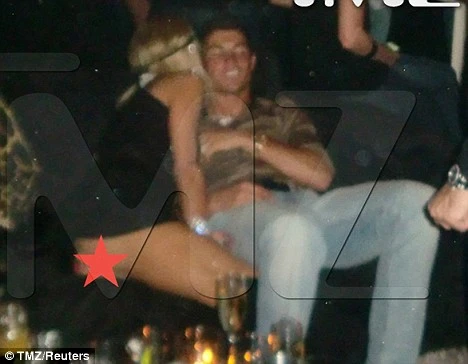 Paris Hilton tình tứ với Ronaldo - Ảnh: TMZ Paris Hilton tình tứ với Ronaldo - Ảnh: TMZ