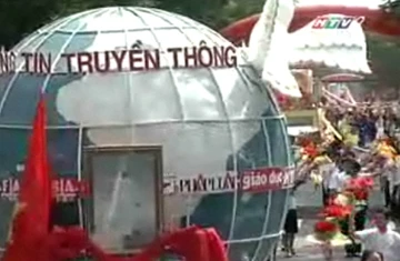 Tường thuật Lễ mittinh kỷ niệm 35 năm giải phóng miền Nam, thống nhất đất nước ảnh 31