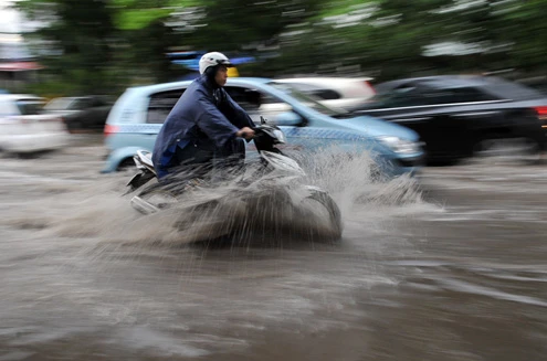 Hà Nội ngập trong cơn mưa lớn nhất từ đầu năm ảnh 6