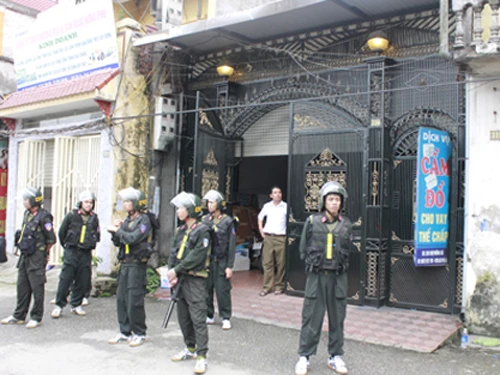 100 cảnh sát đột kích sới bạc “dã chiến” ảnh 1