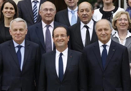 Pháp cắt giảm lương của tổng thống ảnh 1