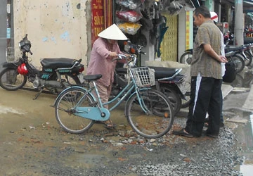 Trải nhựa đường nhưng không làm vỉa hè ảnh 1