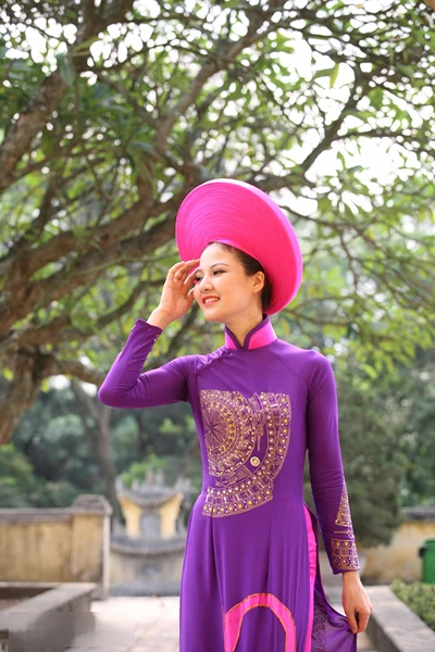 Trần Thị Quỳnh diện áo dài quảng bá Việt Nam ảnh 1