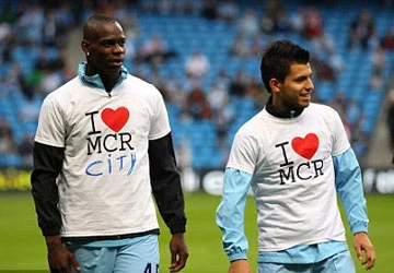 Balotelli lại nghịch dại ảnh 1