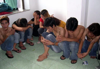 Theo Thạc sĩ Nguyễn Thị Oanh, những đối tượng phạm pháp còn là nạn nhân của xã hội được quản lý kém! Trong ảnh, các thanh niên bị bắt quả tang tại một "ổ" lắc. Ảnh: Phan Công