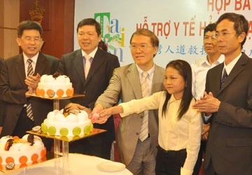 Cô gái - bà già được cấy mỡ bụng lên mặt ảnh 1