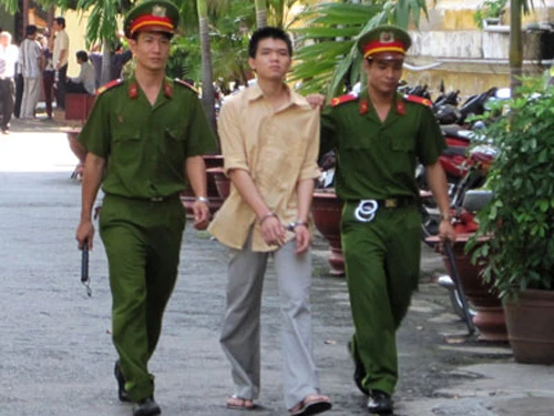 Vào chòi lá trú mưa, hiếp dâm bé gái 8 tuổi ảnh 1