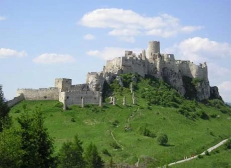 Lâu đài Spiš của Slovakia bị một trận hỏa hoạn lớn vào năm 1780 và bị bỏ hoang từ đó đến nay. Ảnh: Huffingtonpost.