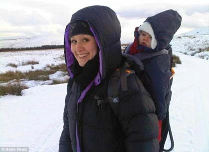 Địu con 2 tuổi trên lưng, bà mẹ trẻ chinh phục núi cao ảnh 1