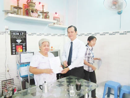 Phòng Công chứng số 7 trao nhà tình nghĩa ảnh 1