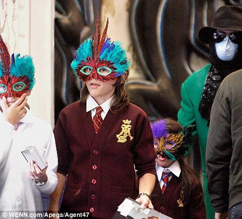 3 đứa trẻ nhà Michael thường xuyên ra ngoài cùng với mặt nạ. Ảnh: Mail.