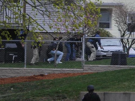 Toàn cảnh cuộc truy bắt kẻ tình nghi thứ 2 trong vụ đánh bom ở Boston ảnh 2