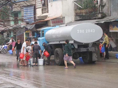 Đến bao giờ cảnh chen nhau mua nước mới chấm dứt?