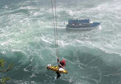 Sống sót khi "phi thân" từ thác cao 55 mét ảnh 1