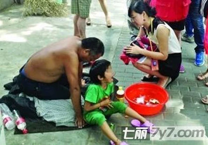 Bố ép con gái 6 tuổi trần truồng đi ăn xin ảnh 1