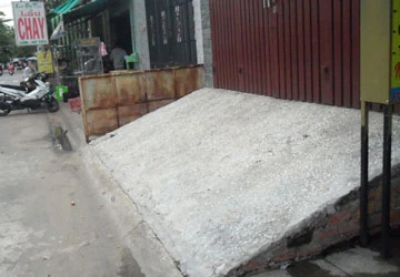 Bãi giữ xe của BV thu 5.000 đồng/xe máy ảnh 1