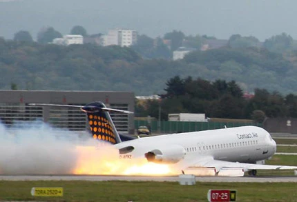 Phi cơ của Contact Air hạ cánh khẩn cấp. Ảnh: Sun. Phi cơ của Contact Air hạ cánh khẩn cấp. Ảnh: Sun.