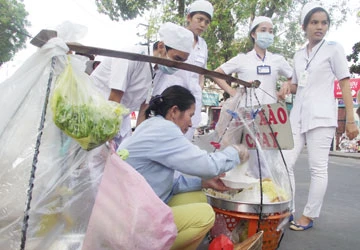 Thức ăn đường phố sạch: Chẳng ai làm! ảnh 1