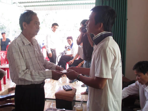 Cô dâu Việt tự tử bằng thắt lưng ảnh 3