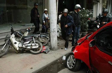 Hình ảnh ôtô Matiz đâm nát đuôi 2 xe máy ảnh 1