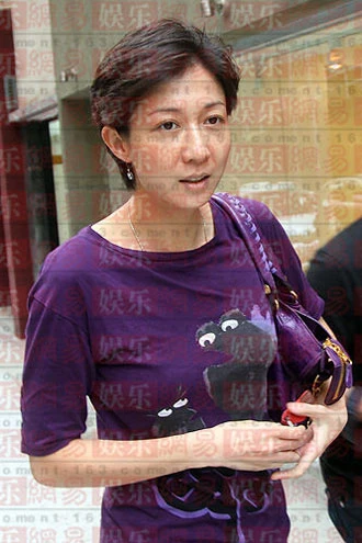 Khi Lỵ muốn phóng viên không tập trung vào mẹ con cô. Ảnh: 163. Khi Lỵ muốn phóng viên không tập trung vào mẹ con cô. Ảnh: 163.