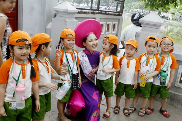 Trần Thị Quỳnh diện áo dài quảng bá Việt Nam ảnh 7