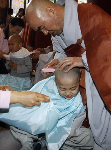 Trẻ em xuống tóc mừng Phật Đản ảnh 3 Trẻ em xuống tóc mừng Phật Đản ảnh 3